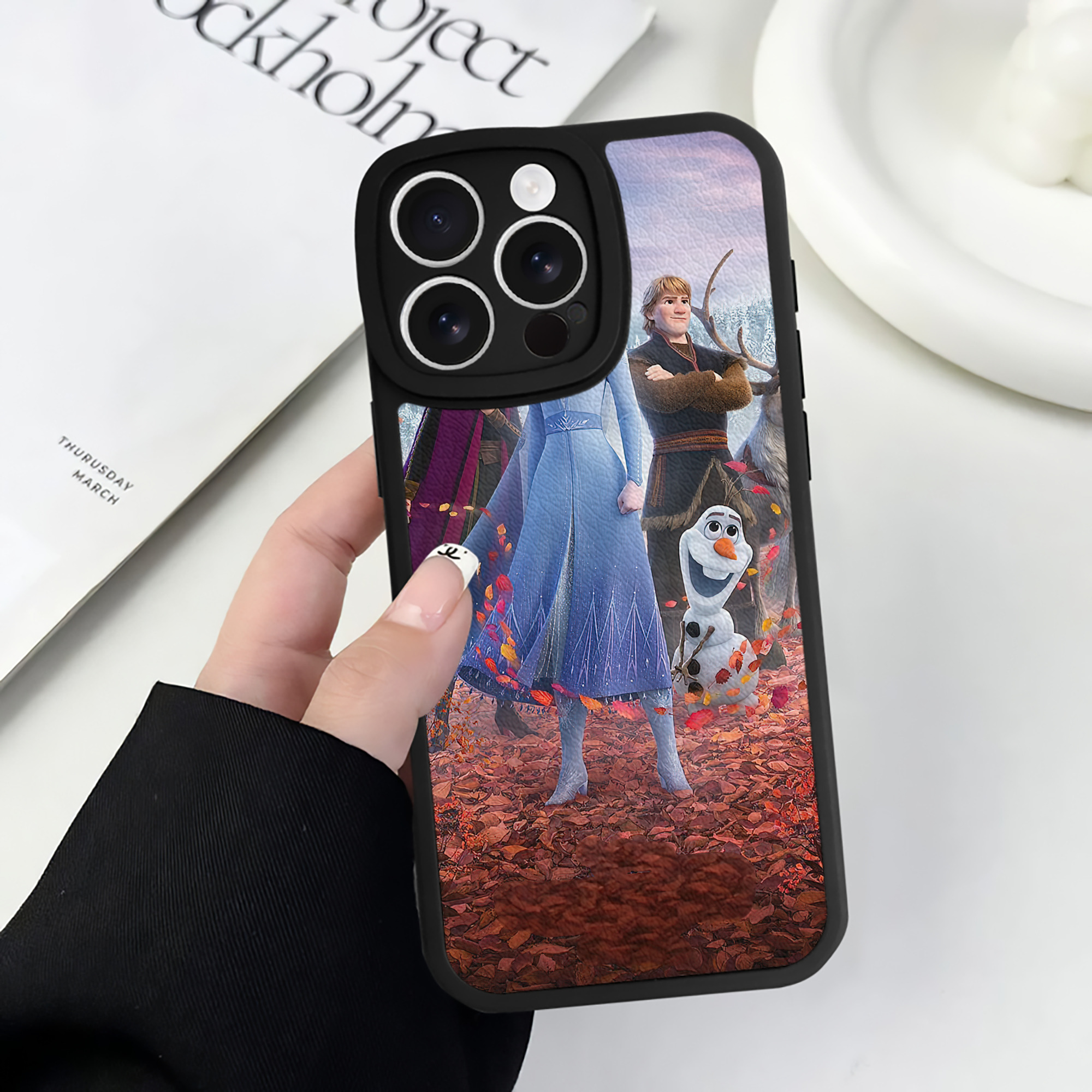 （画像用） アナと雪の女王 アンナ エルサ Frozen Anna Elsa 【iPhone 16シリーズ対応】シリコンスマホケース（レザー調） 材質：シリコン